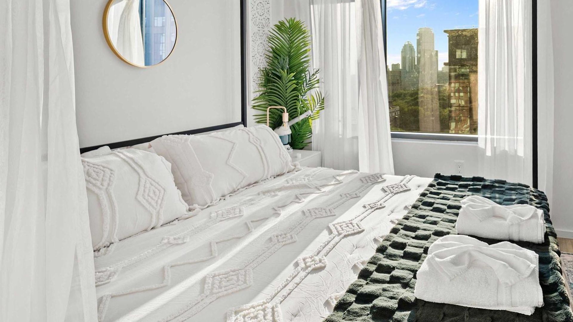 Family Fun In Rooftop Pool & Views Apartment