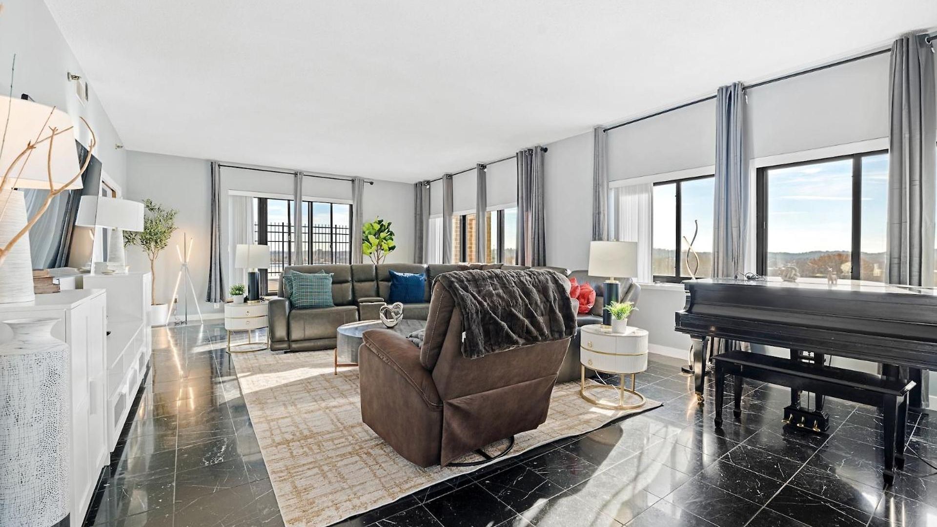 Apartment Luxury Massive Penthouse In Watertown