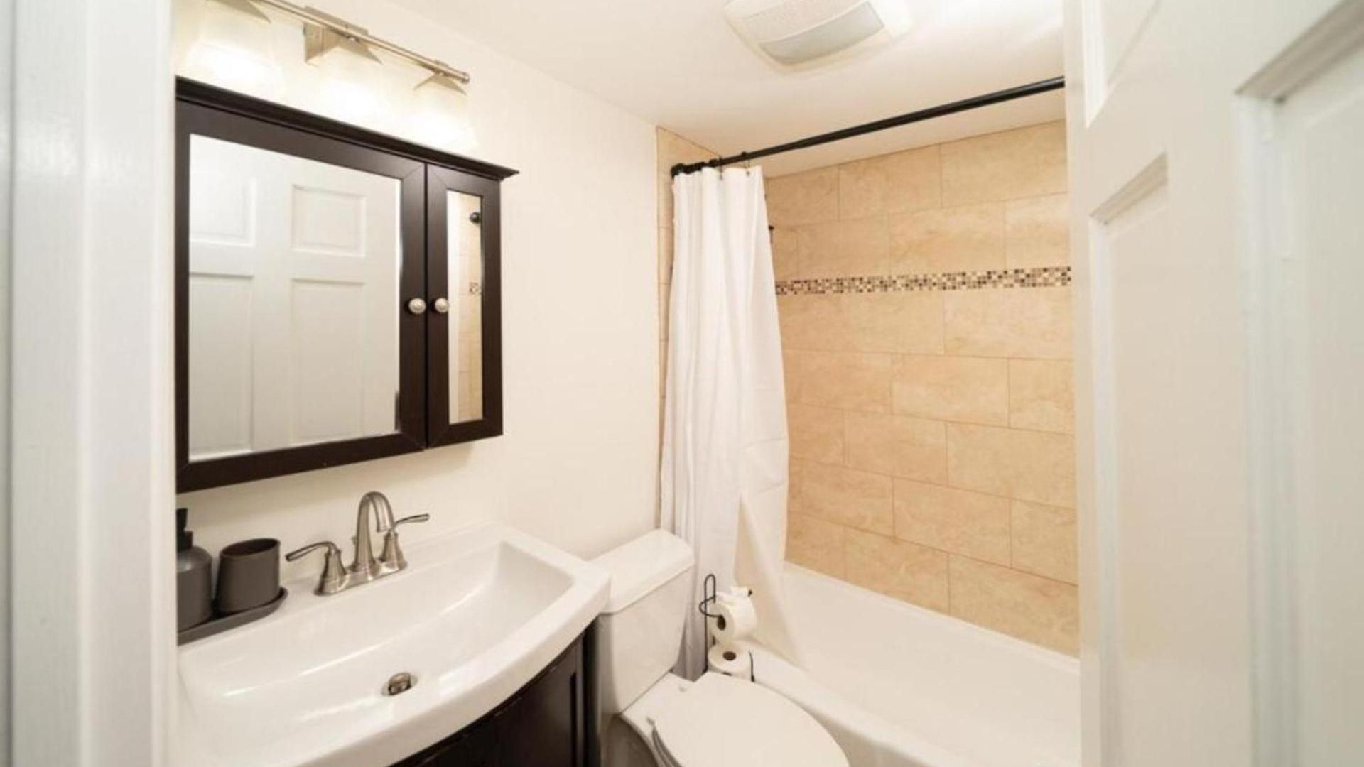 Comfortable 4br Getaway - Pet-friendly - Near I-93 & Red Line 988 Apartment
