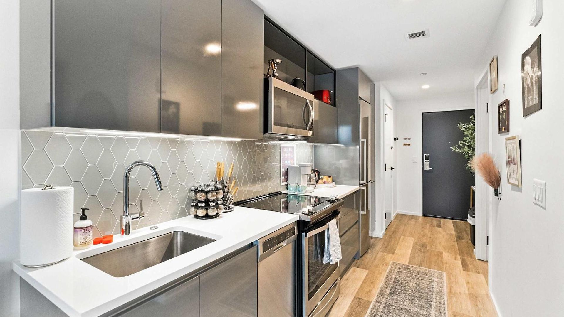 Apartment What A Gem Views And A Rooftop Pool Await *