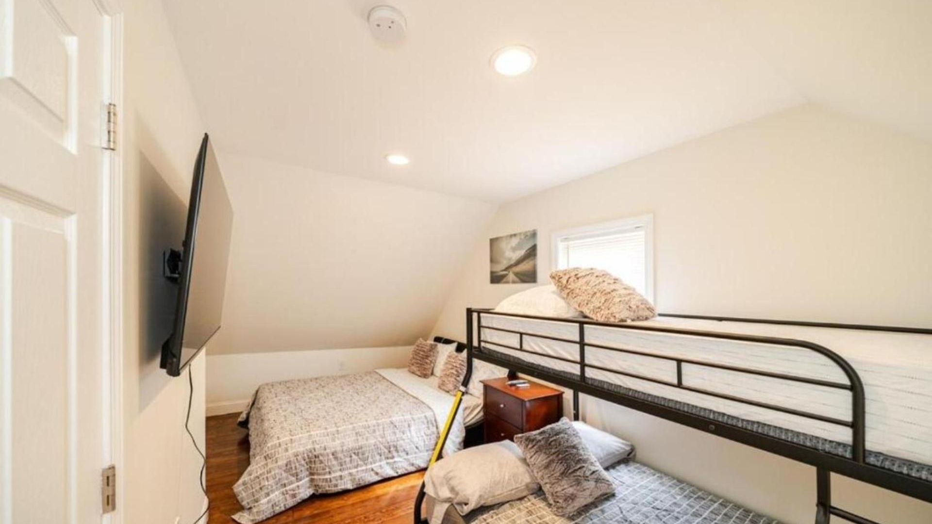 Comfortable 4br Getaway - Pet-friendly - Near I-93 & Red Line 988 Apartment
