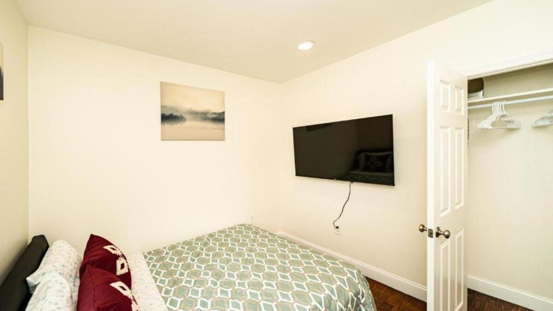 Apartment Comfortable 4br Getaway - Pet-friendly - Near I-93 & Red Line 988 *