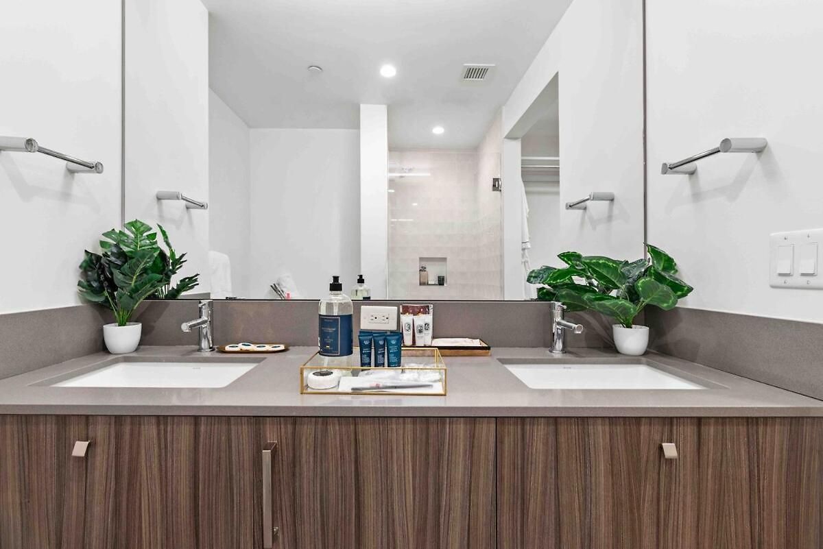 Luxury 2br In Pool Gym * Boston