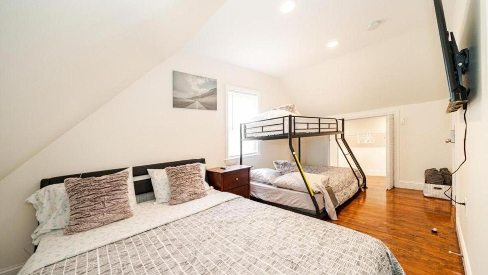 Comfortable 4br Getaway - Pet-friendly - Near I-93 & Red Line 988 *