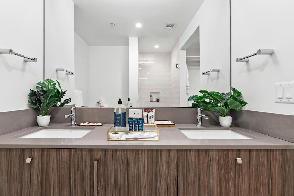 Luxury 2br In Pool Gym Apartment