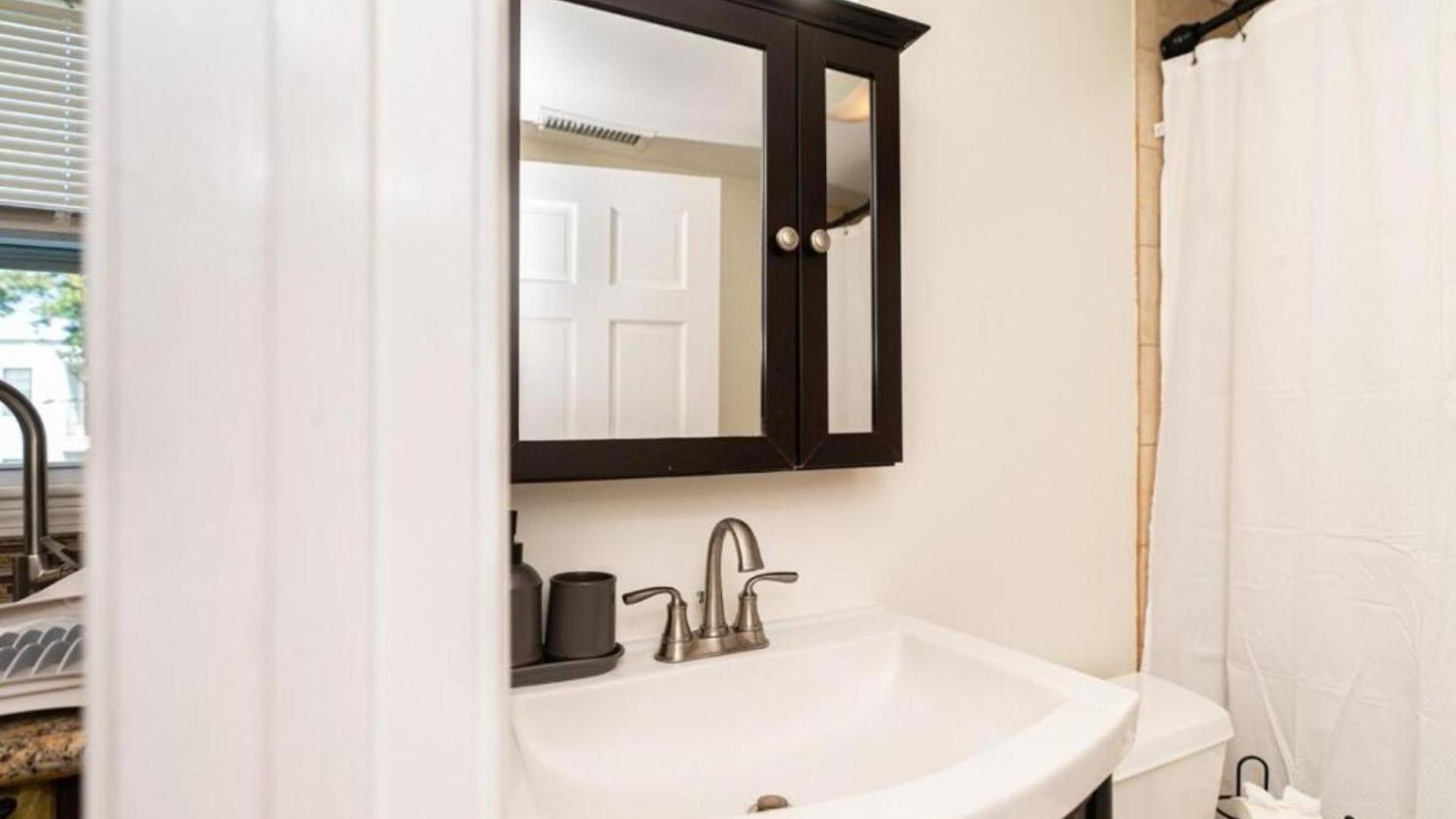 Comfortable 4br Getaway - Pet-friendly - Near I-93 & Red Line 988 Apartment Boston