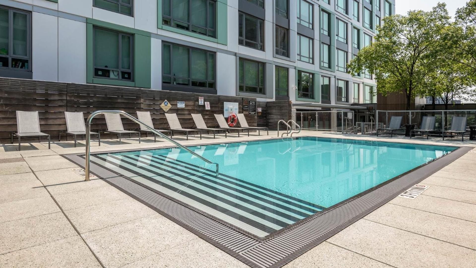 Family In With Pool Gym & Balcony - Perfect * Boston