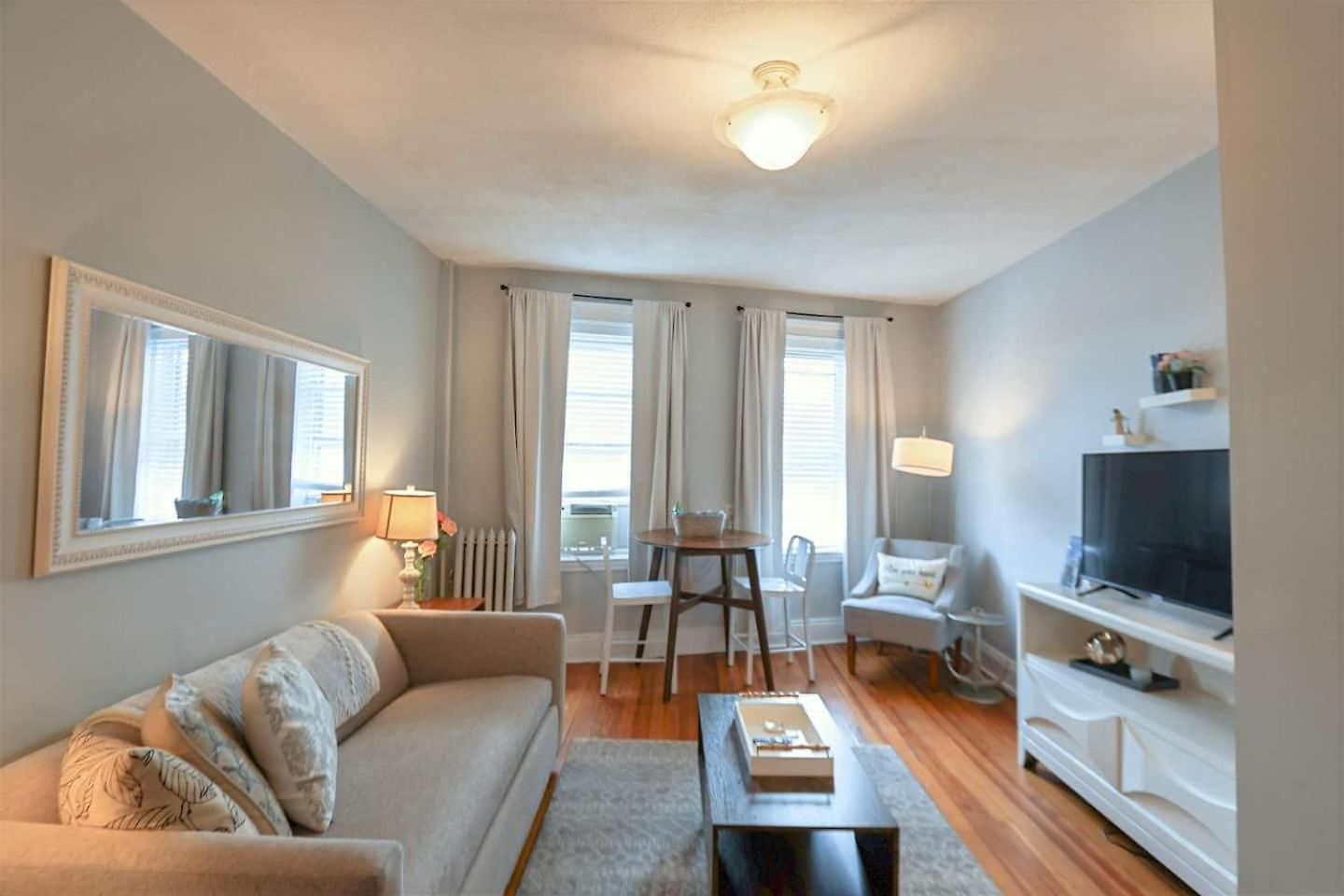 Apartment Bright City-view By Public Transport