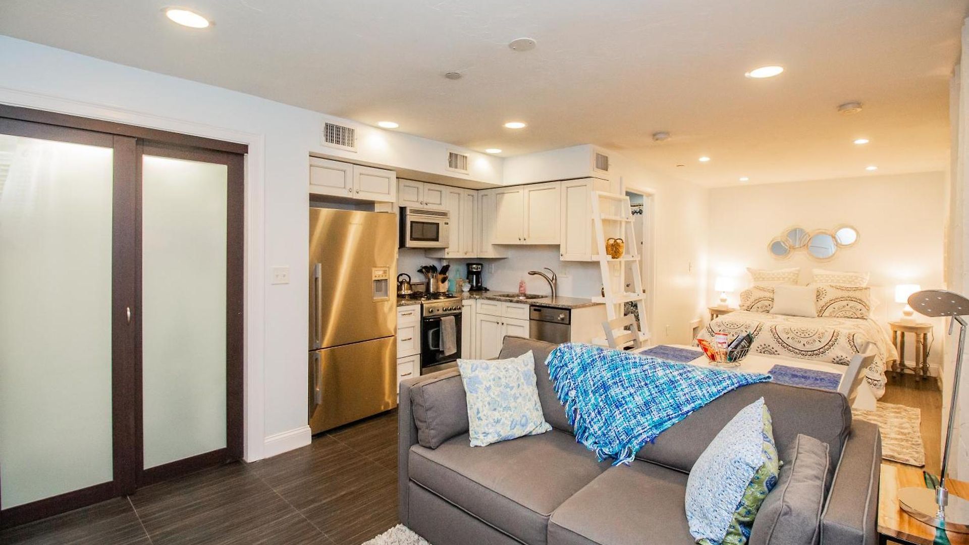 Apartment Renovated Studio, Steps To Mgh, Suffolk, Sleeps 4
