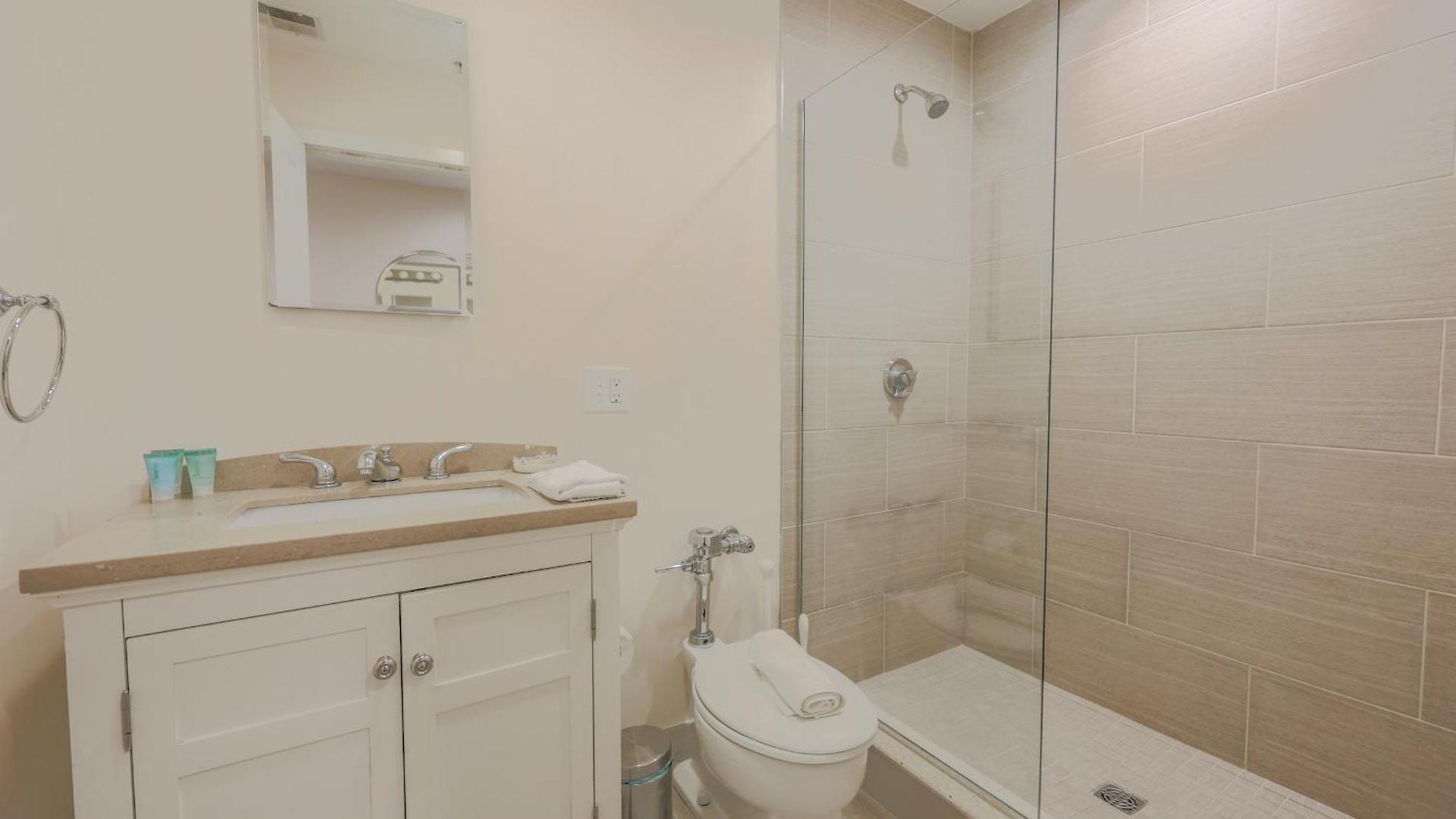 Apartment Keyless Entry Laundry In Bldg Pet Friendly *