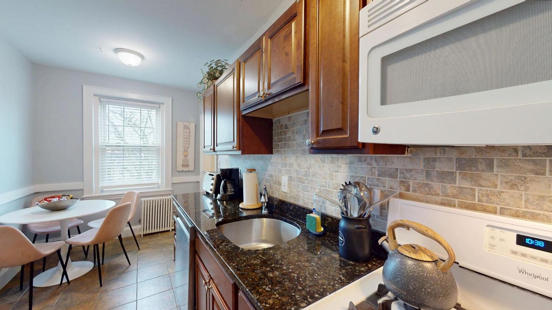 Apartment Steps To Public Transport, Coll, Roof Deck *