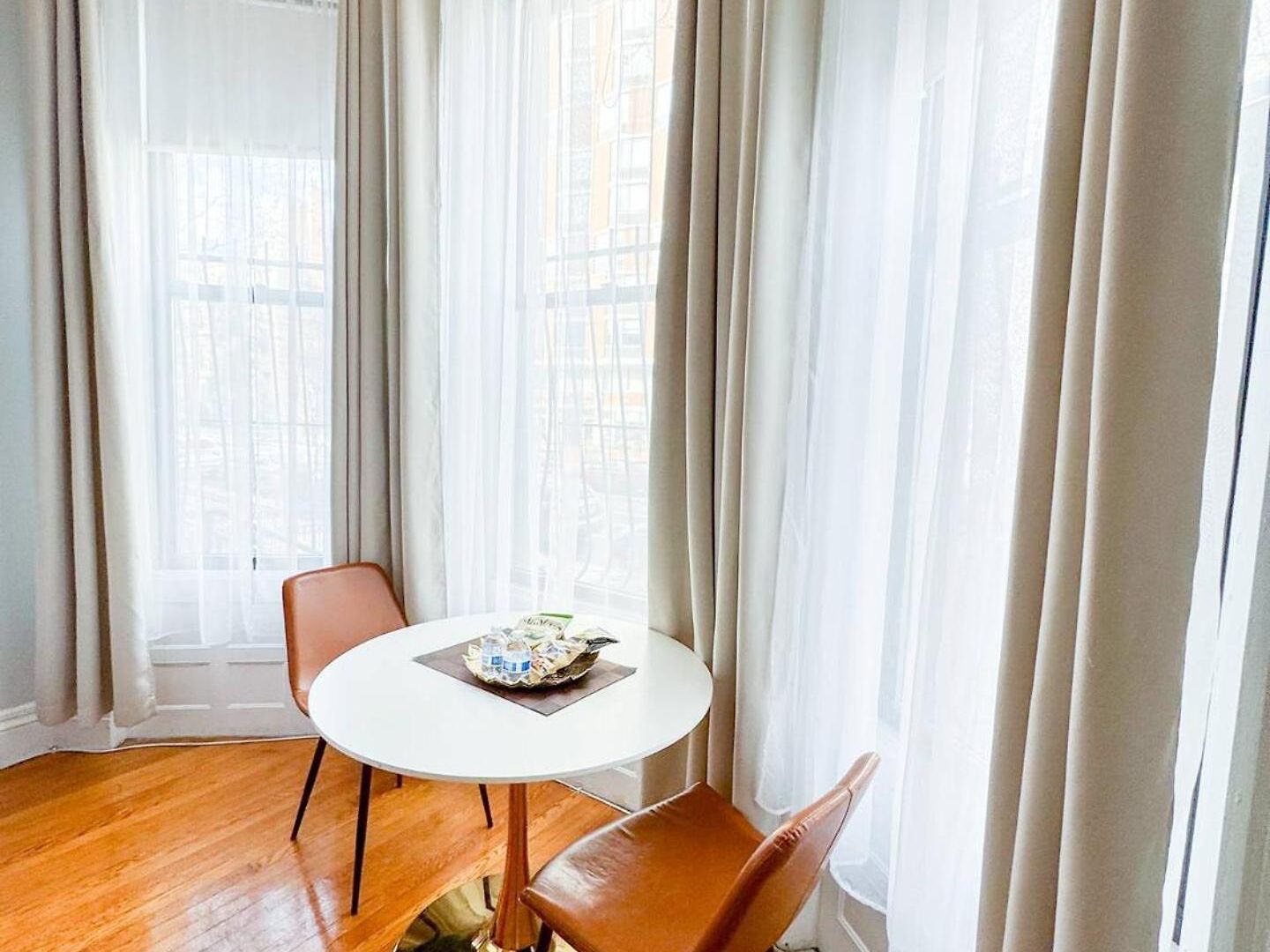 Oversized Furnished Brownstone In Back Bay *