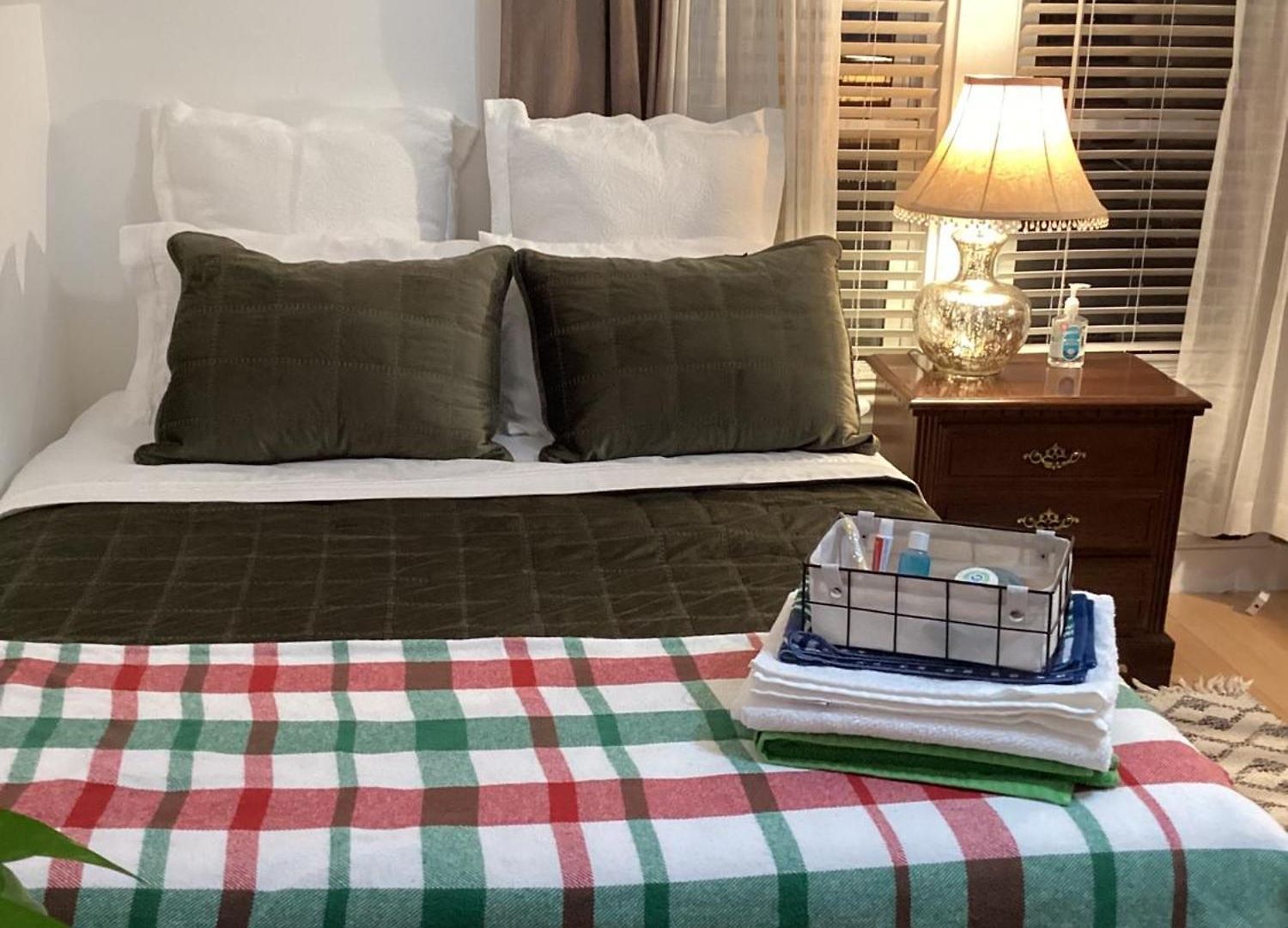 Large Bedroom With Private Bathroom Step To Train &buses In Homestay *