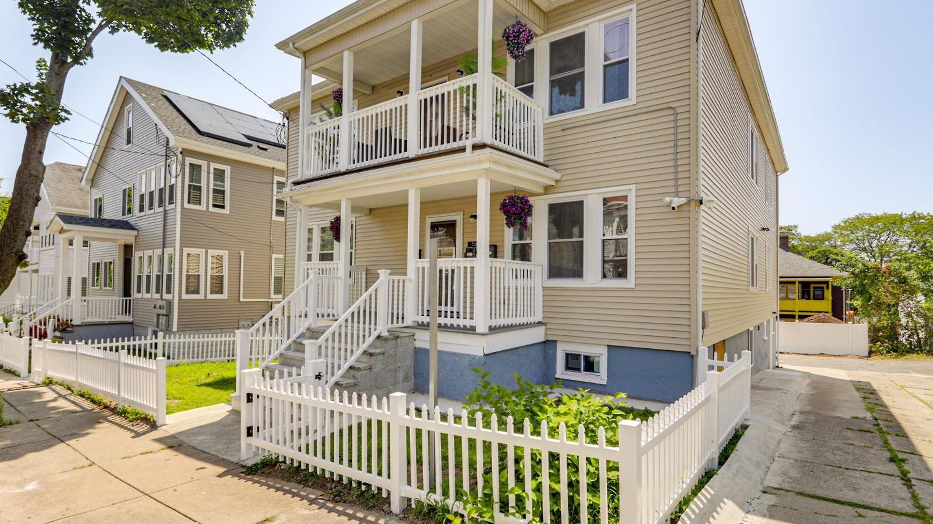4,500-sq-ft Suburban By Franklin Park! *