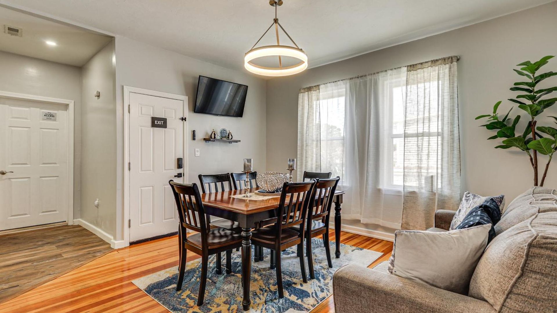 Holiday home 4,500-sq-ft Suburban By Franklin Park! Boston