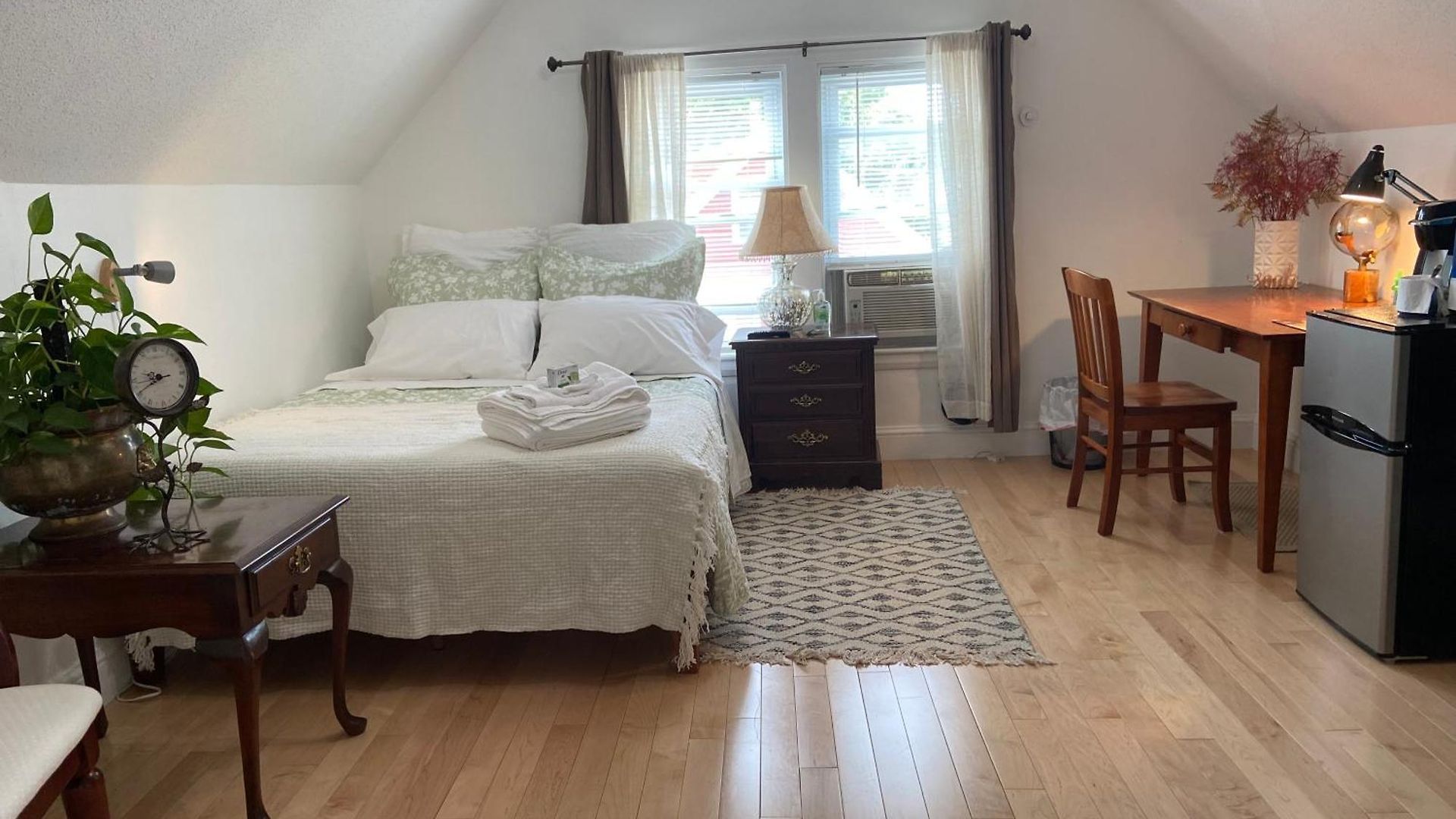 Homestay Large Bedroom With Private Bathroom Step To Train &buses In