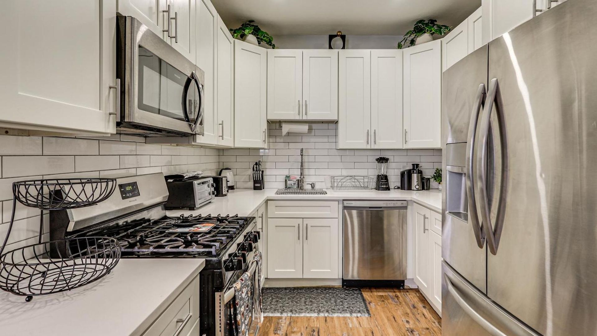 Holiday home 4,500-sq-ft Suburban By Franklin Park!