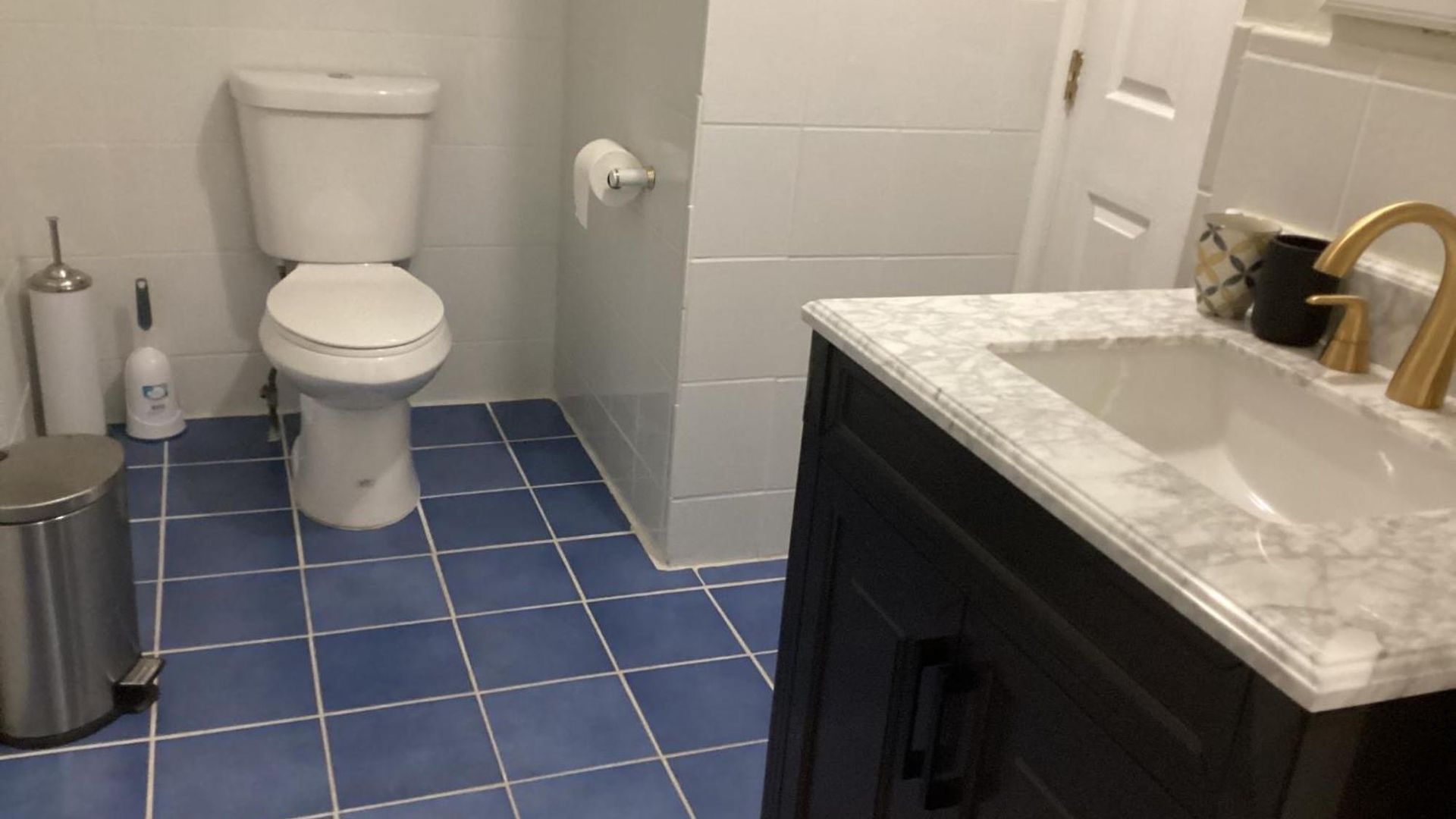 Large Bedroom With Private Bathroom Step To Train &buses In Boston