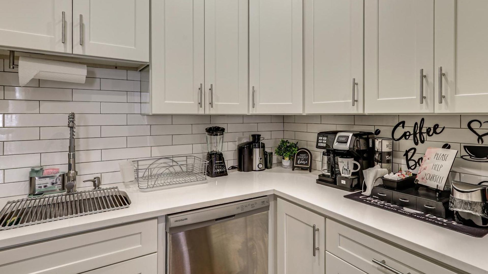 4,500-sq-ft Suburban By Franklin Park! Holiday home