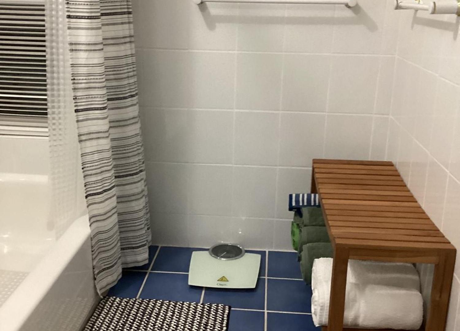 Large Bedroom With Private Bathroom Step To Train &buses In