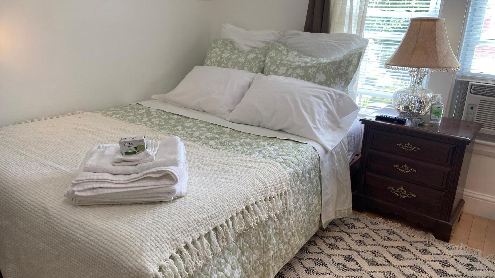 Homestay Large Bedroom With Private Bathroom Step To Train &buses In *