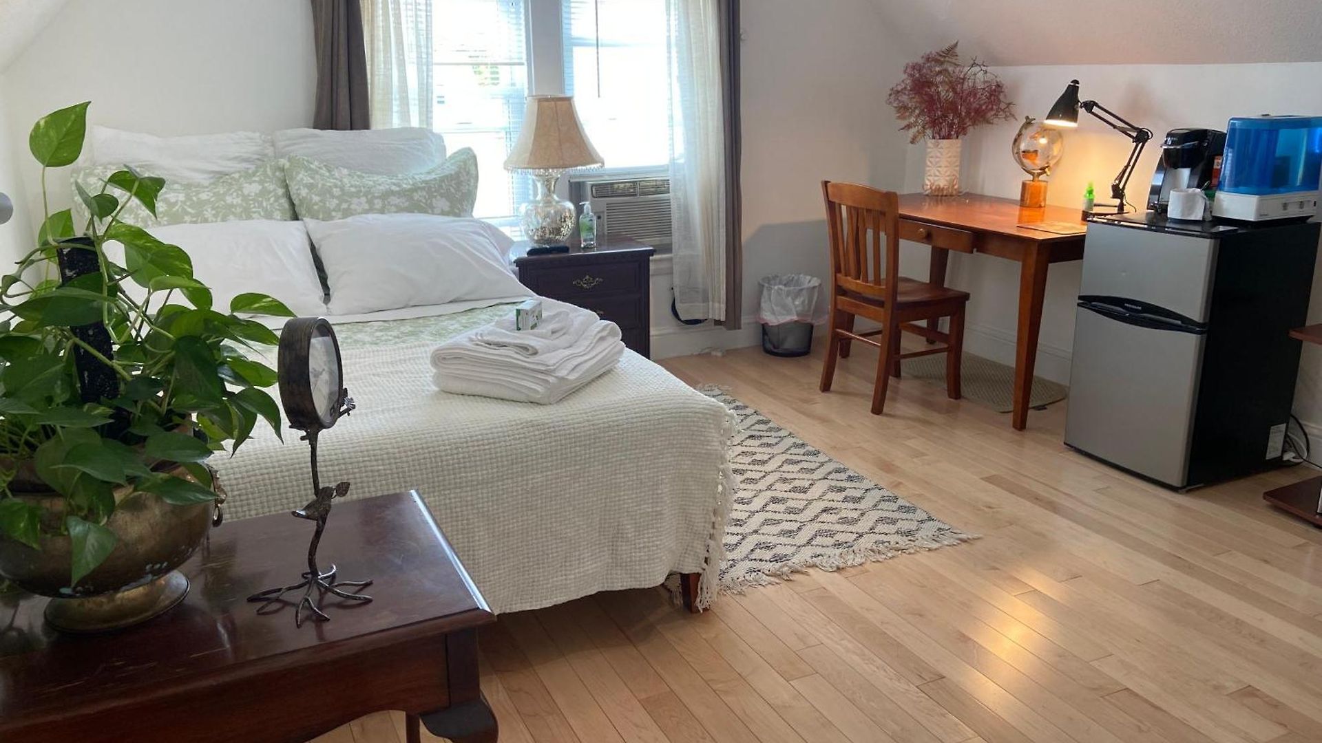 Homestay Large Bedroom With Private Bathroom Step To Train &buses In *