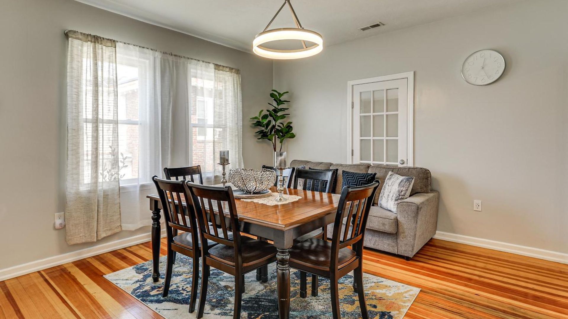 4,500-sq-ft Suburban By Franklin Park!