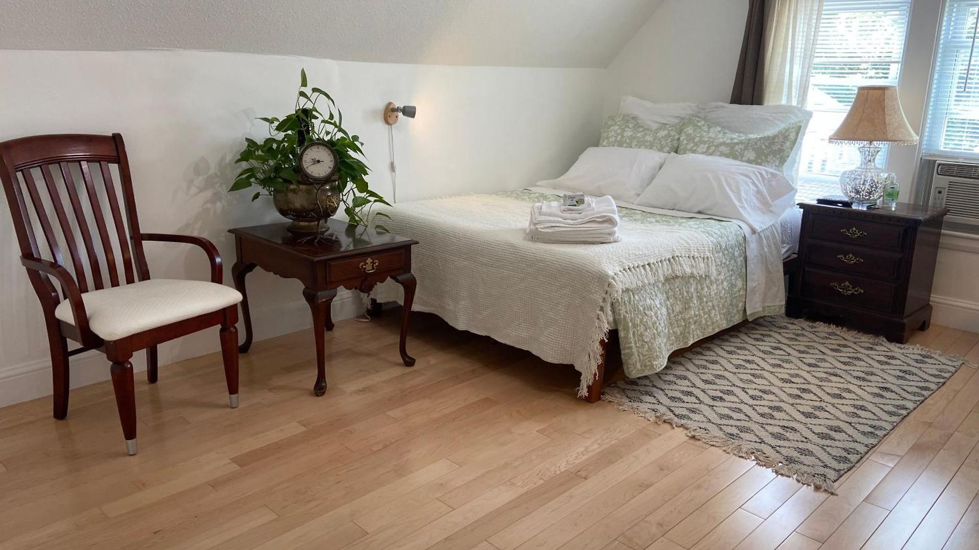 Homestay Large Bedroom With Private Bathroom Step To Train &buses In *
