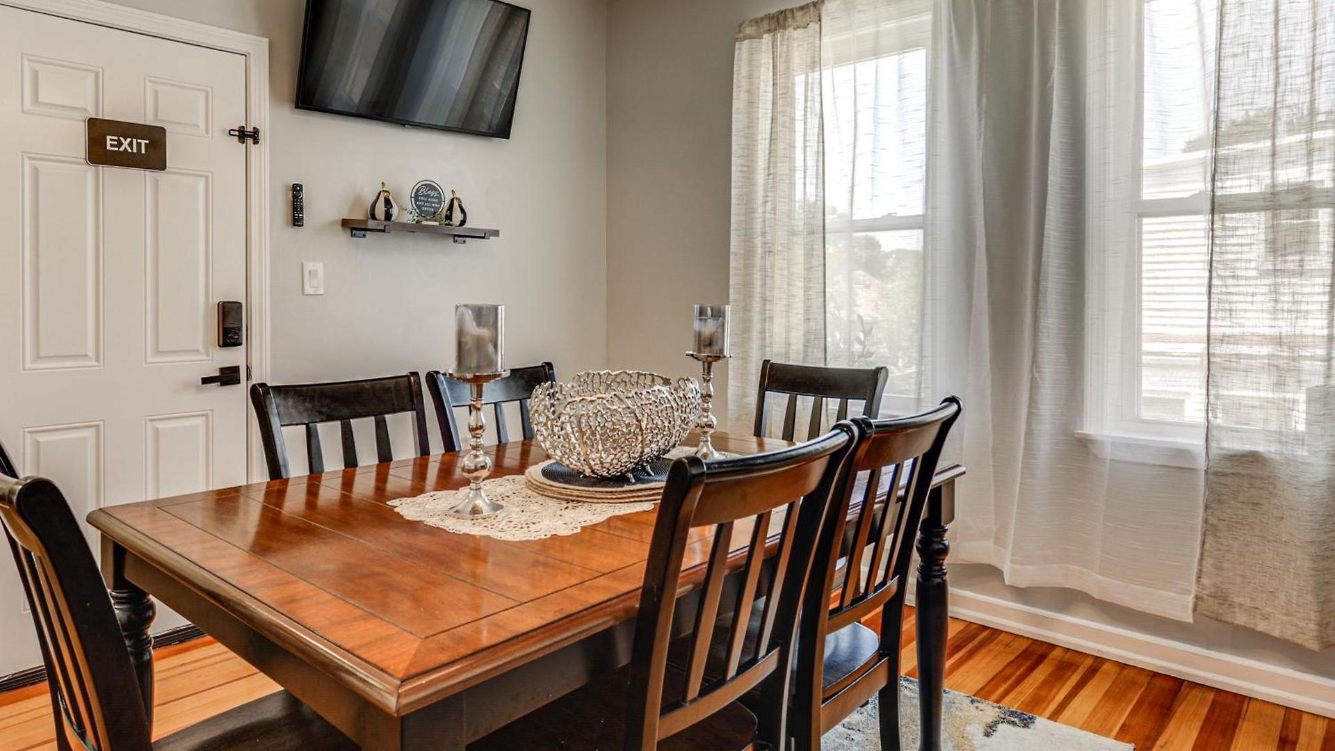 4,500-sq-ft Suburban By Franklin Park! Holiday home *