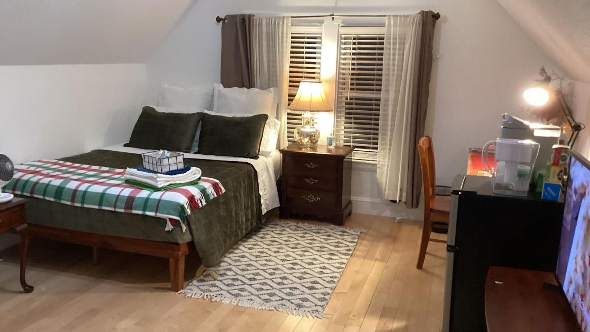 Large Bedroom With Private Bathroom Step To Train &buses In *