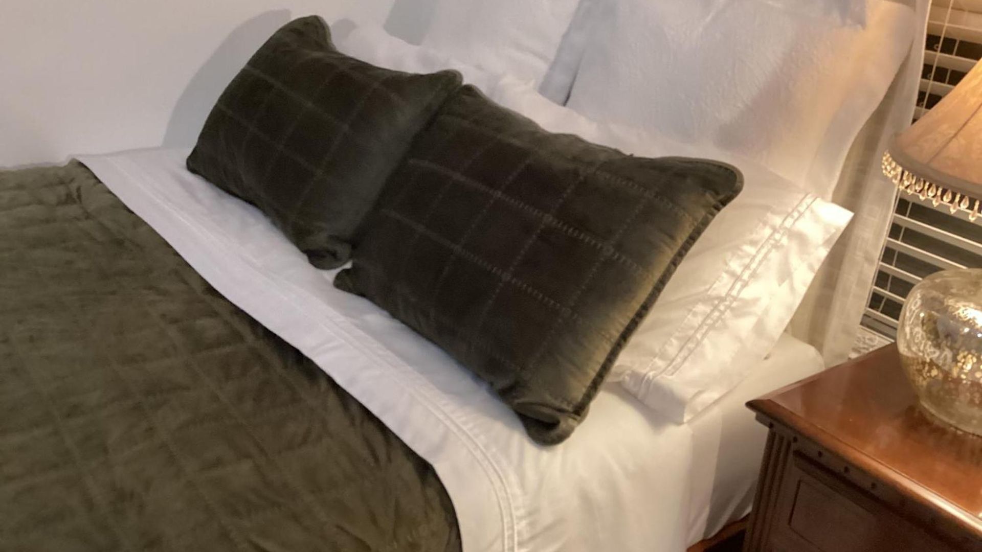 Large Bedroom With Private Bathroom Step To Train &buses In