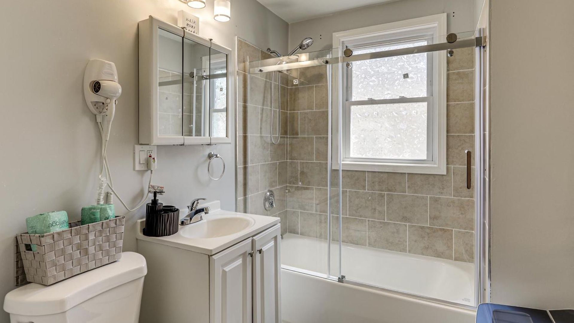 4,500-sq-ft Suburban By Franklin Park! Holiday home *