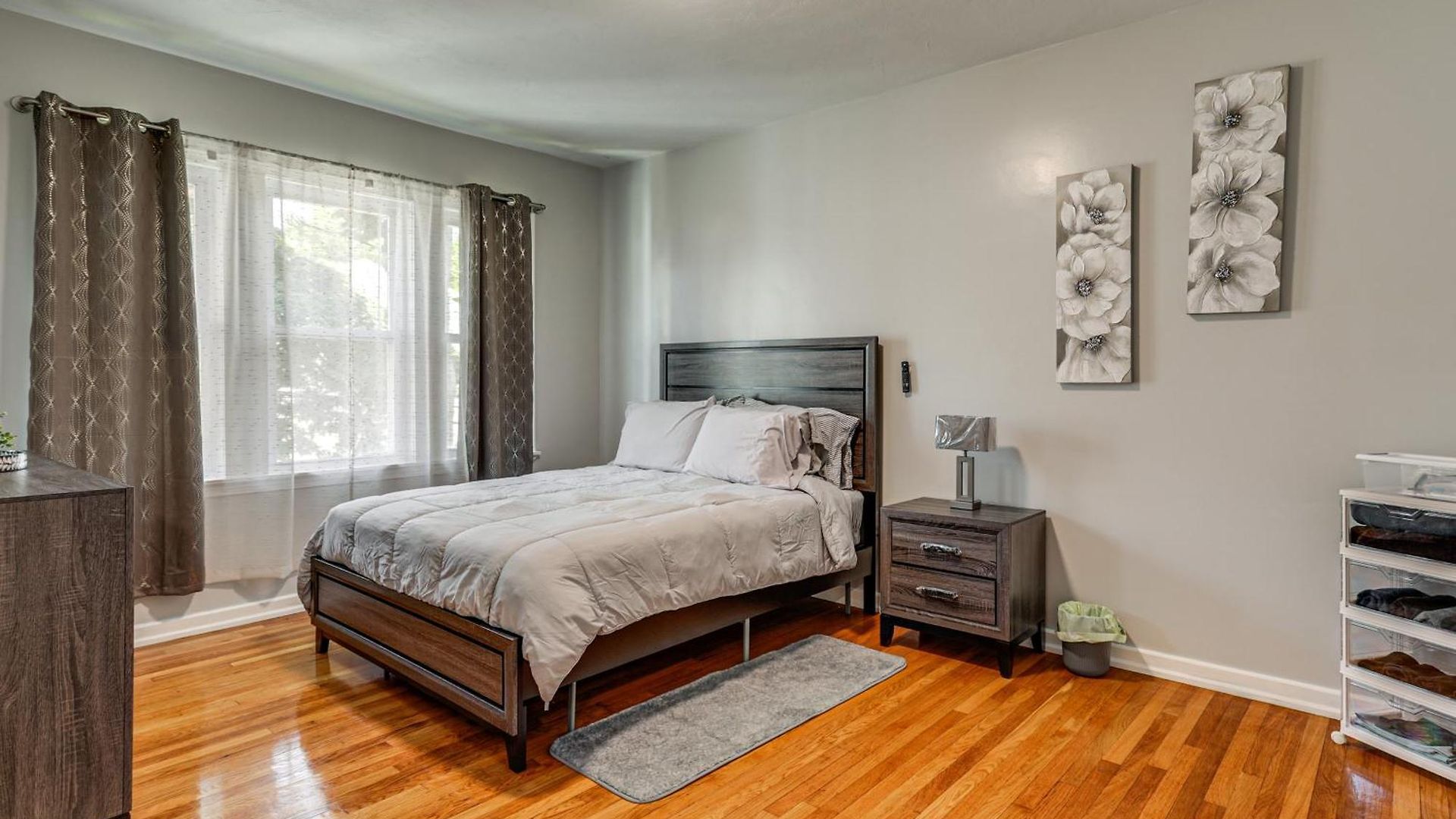 4,500-sq-ft Suburban By Franklin Park! Holiday home