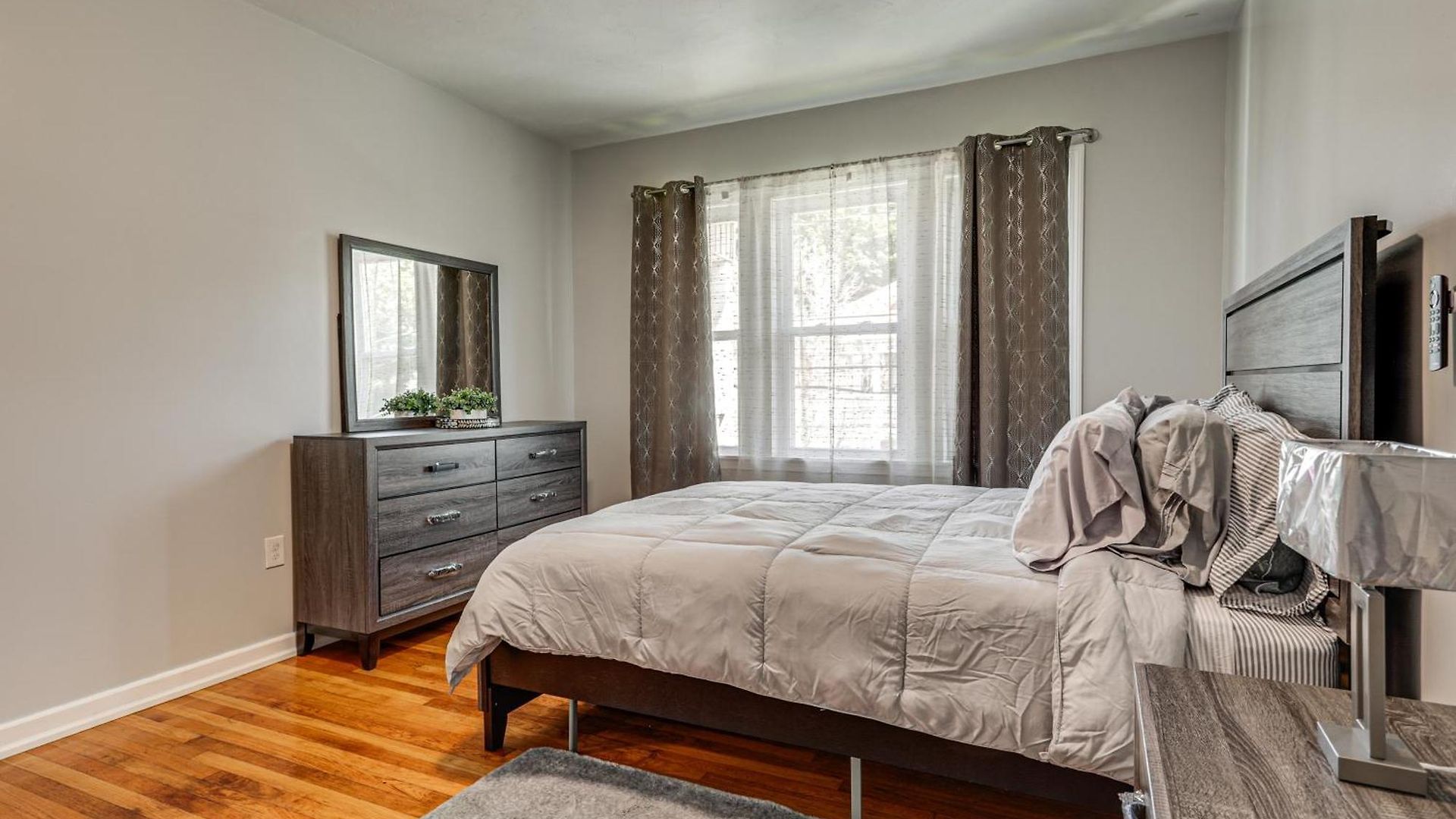 4,500-sq-ft Suburban By Franklin Park! Holiday home