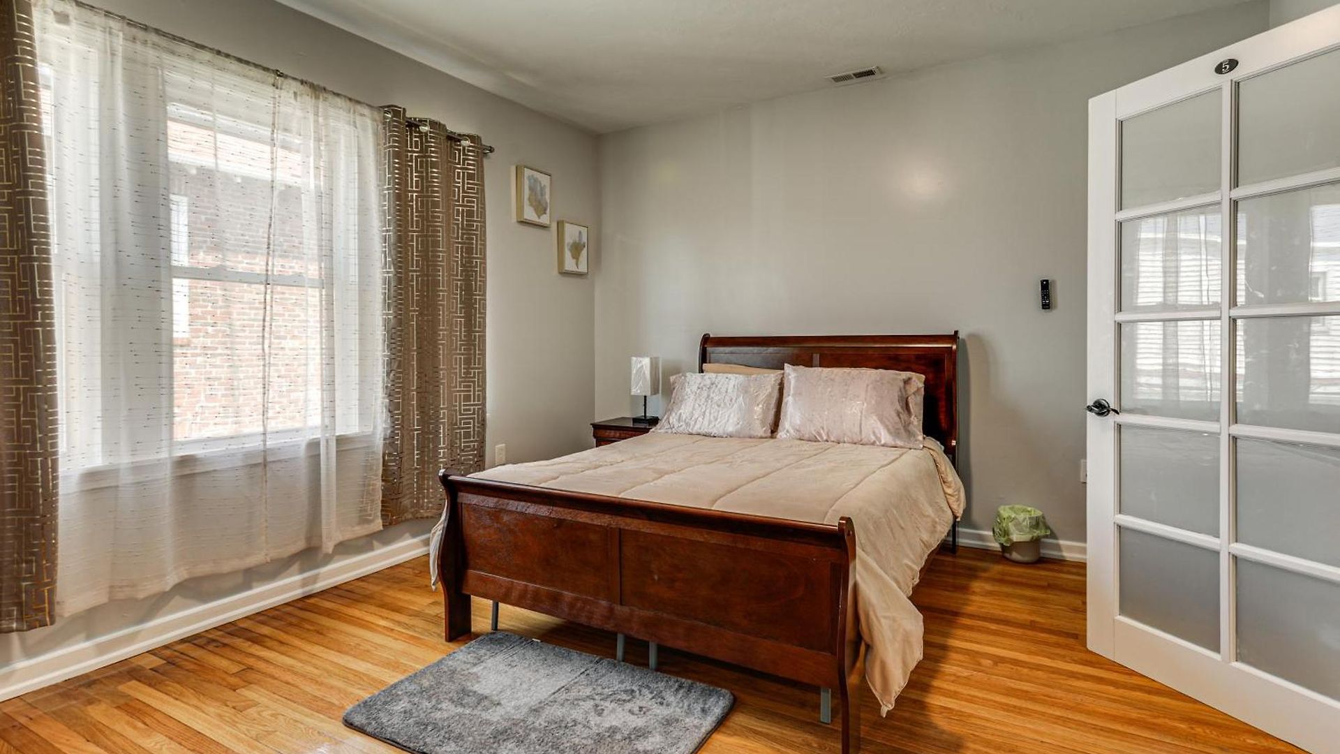 Holiday home 4,500-sq-ft Suburban By Franklin Park! *