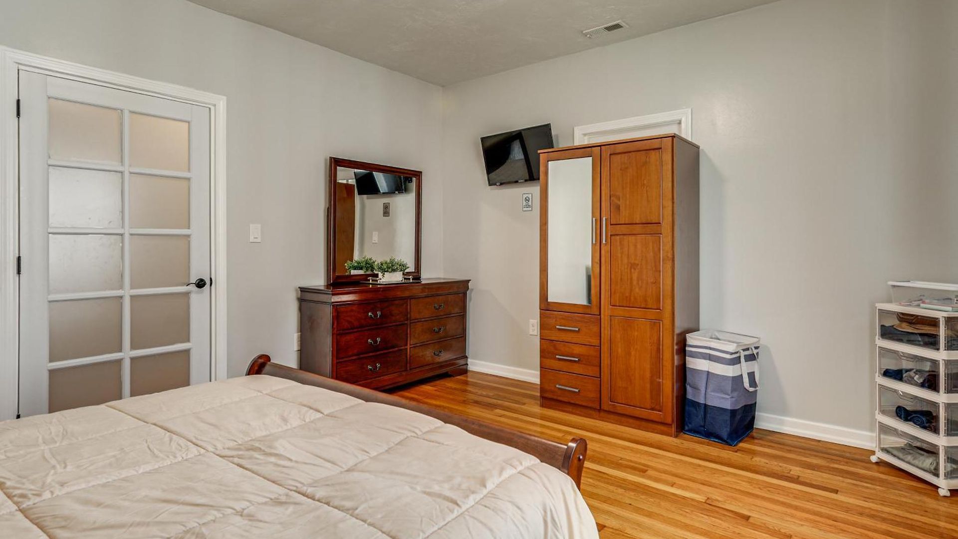 4,500-sq-ft Suburban By Franklin Park! Holiday home *
