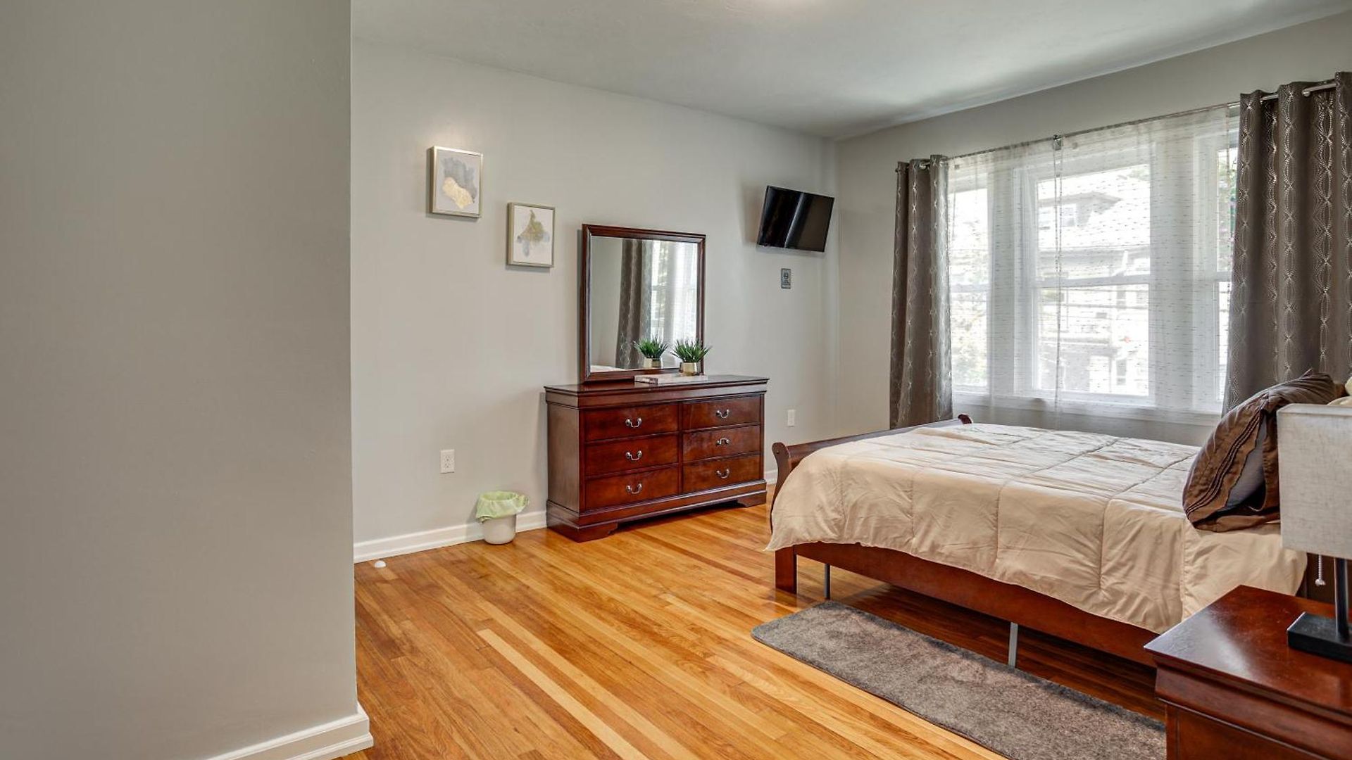 4,500-sq-ft Suburban By Franklin Park! *