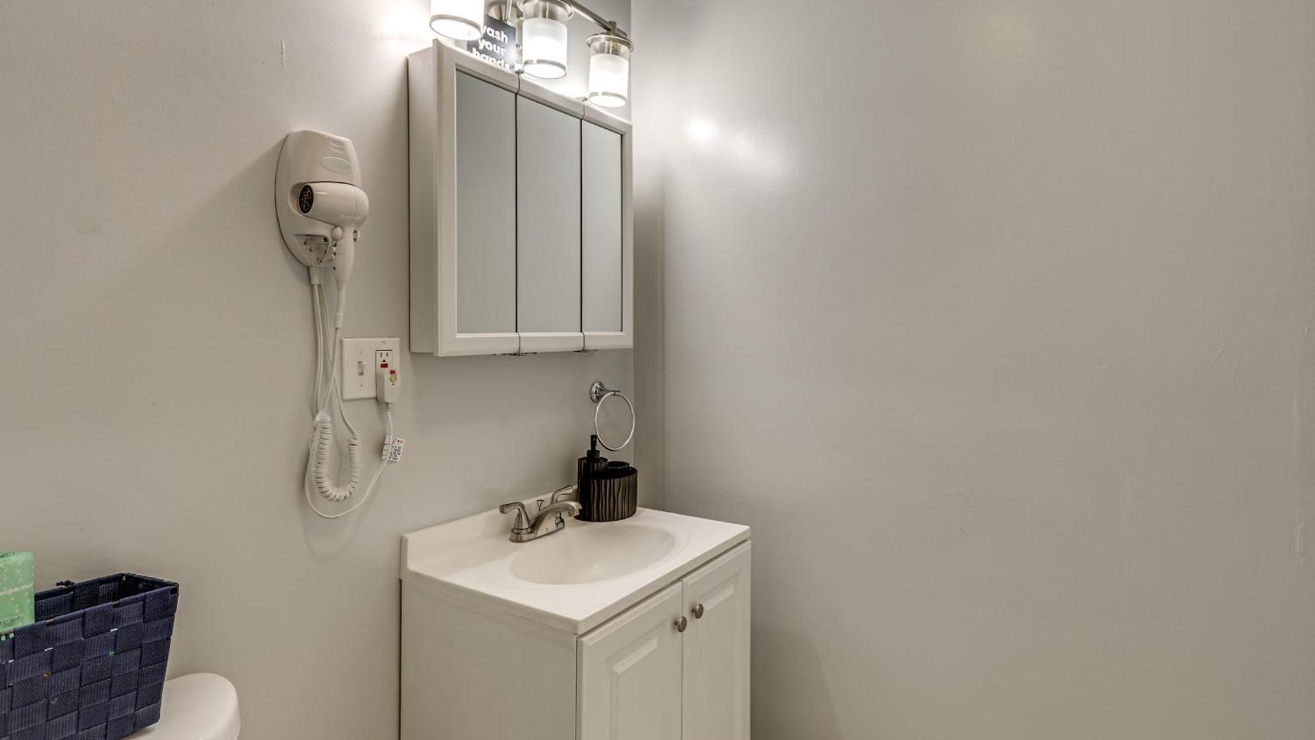 Holiday home 4,500-sq-ft Suburban By Franklin Park!