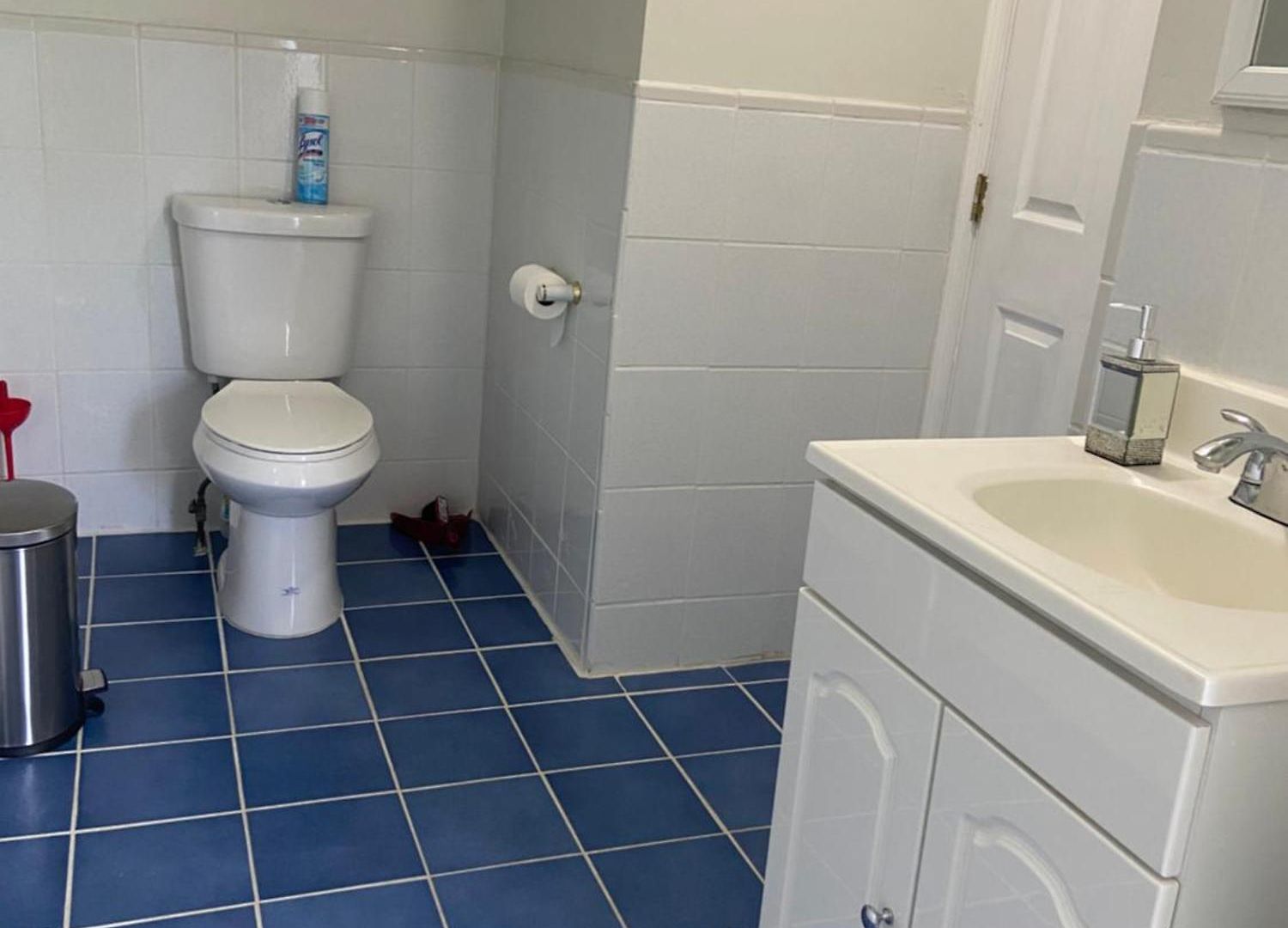 Large Bedroom With Private Bathroom Step To Train &buses In
