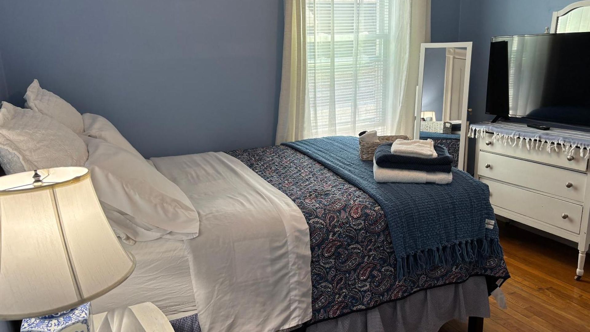 Private Bedroom Near Train&buses *