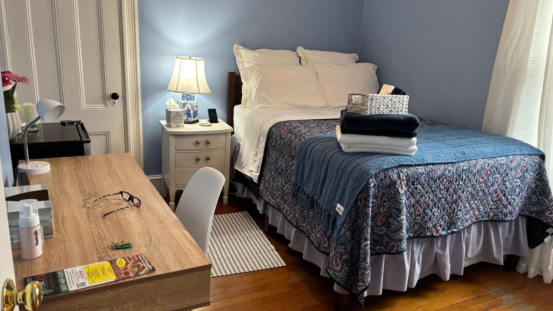 Private Bedroom Near Train&buses *