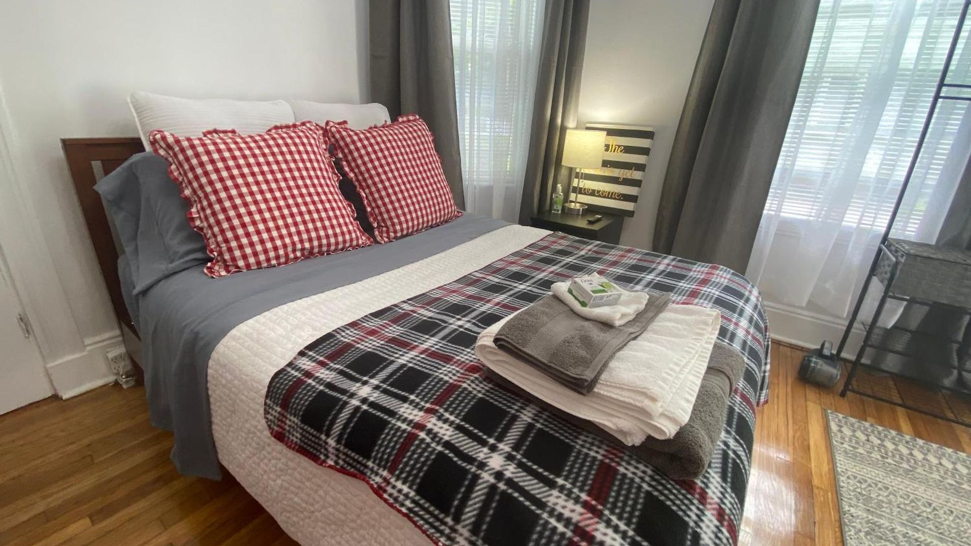 With Parking, Next To Train Or Buses, Good Neighborhood Apartment
