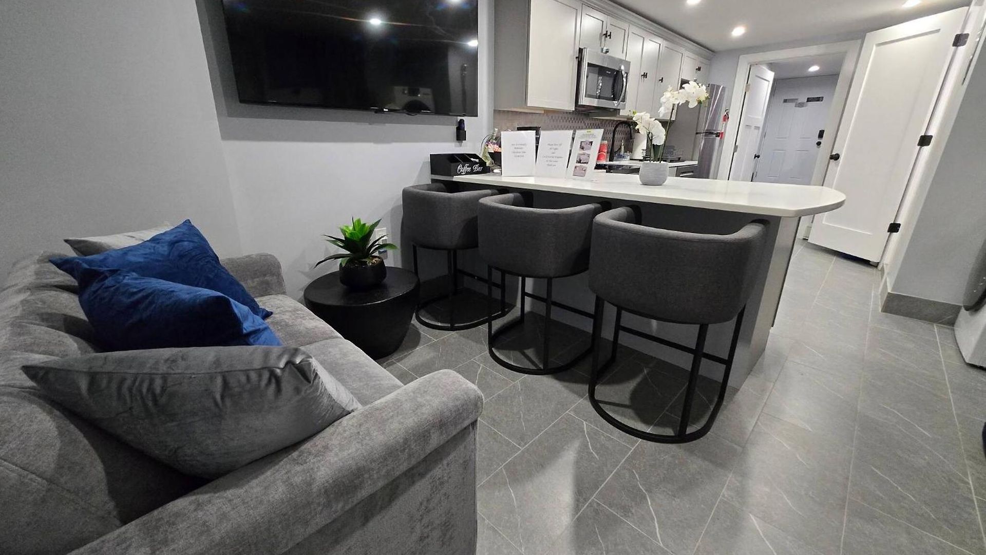 Apartment 2br Lower Garden-level 20min *