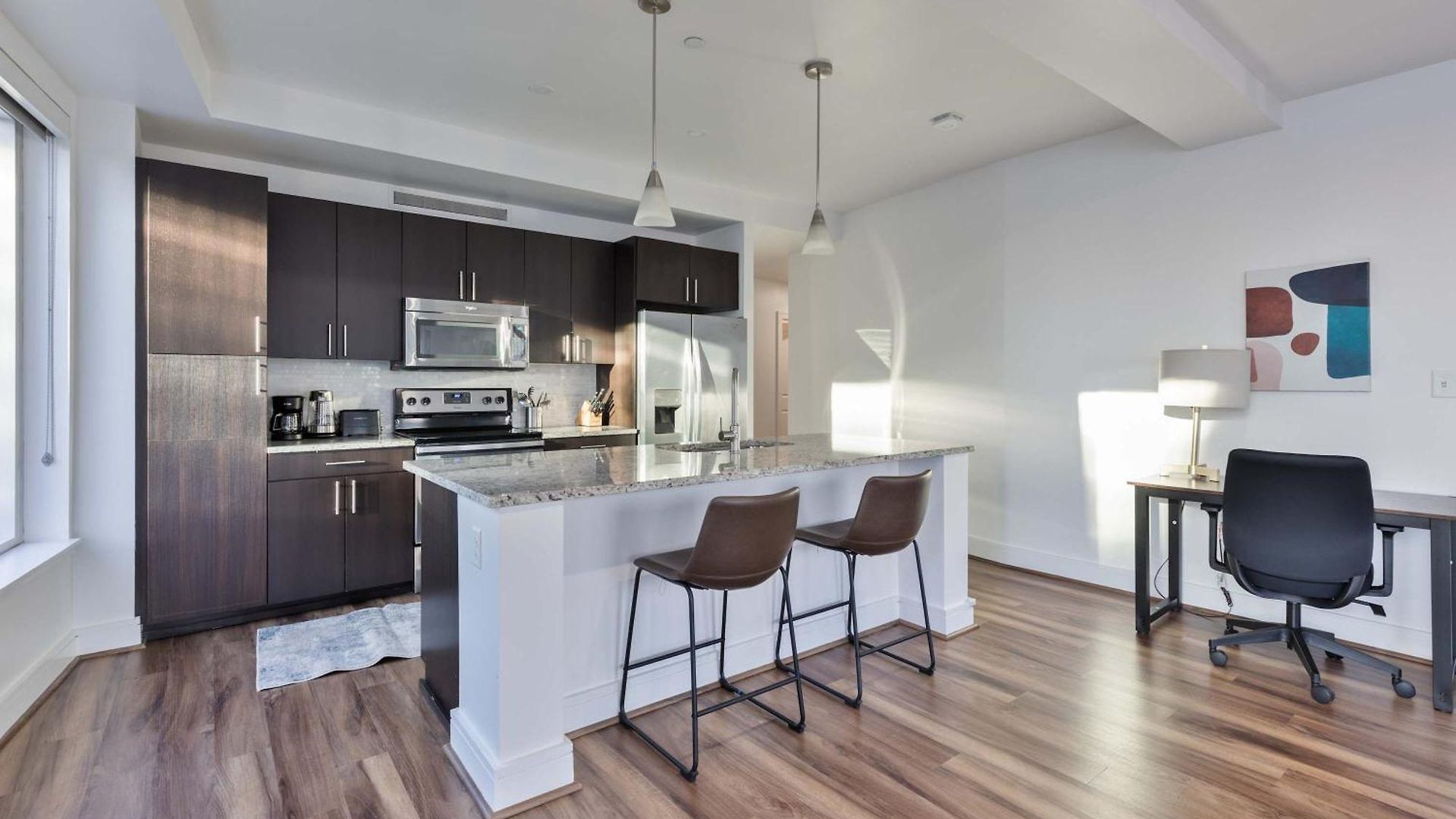 Stylish Seaport Near Waterfront Dining & Downtown Apartment *