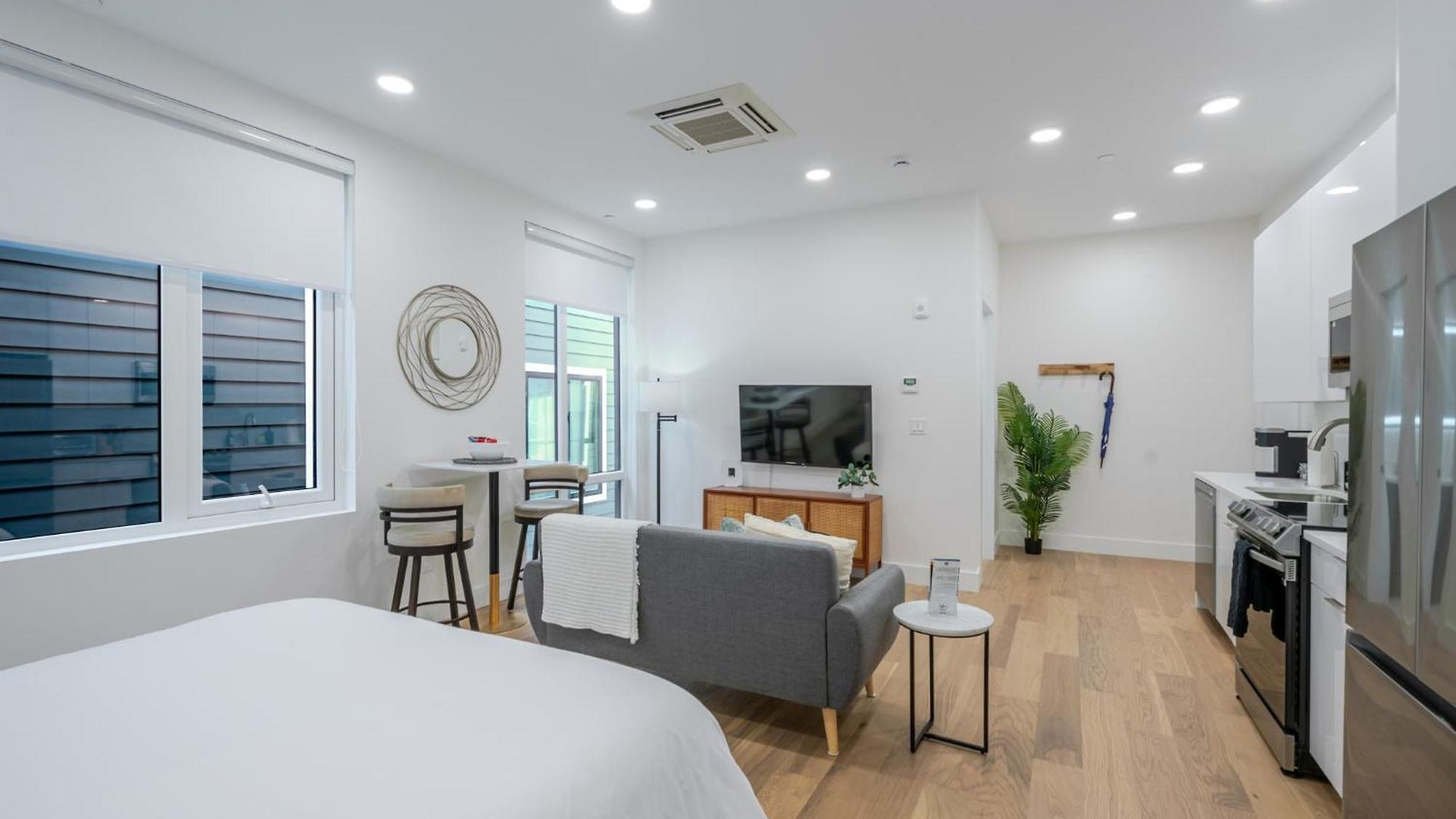 Luxury Landing W Rooftop Lounge * Boston