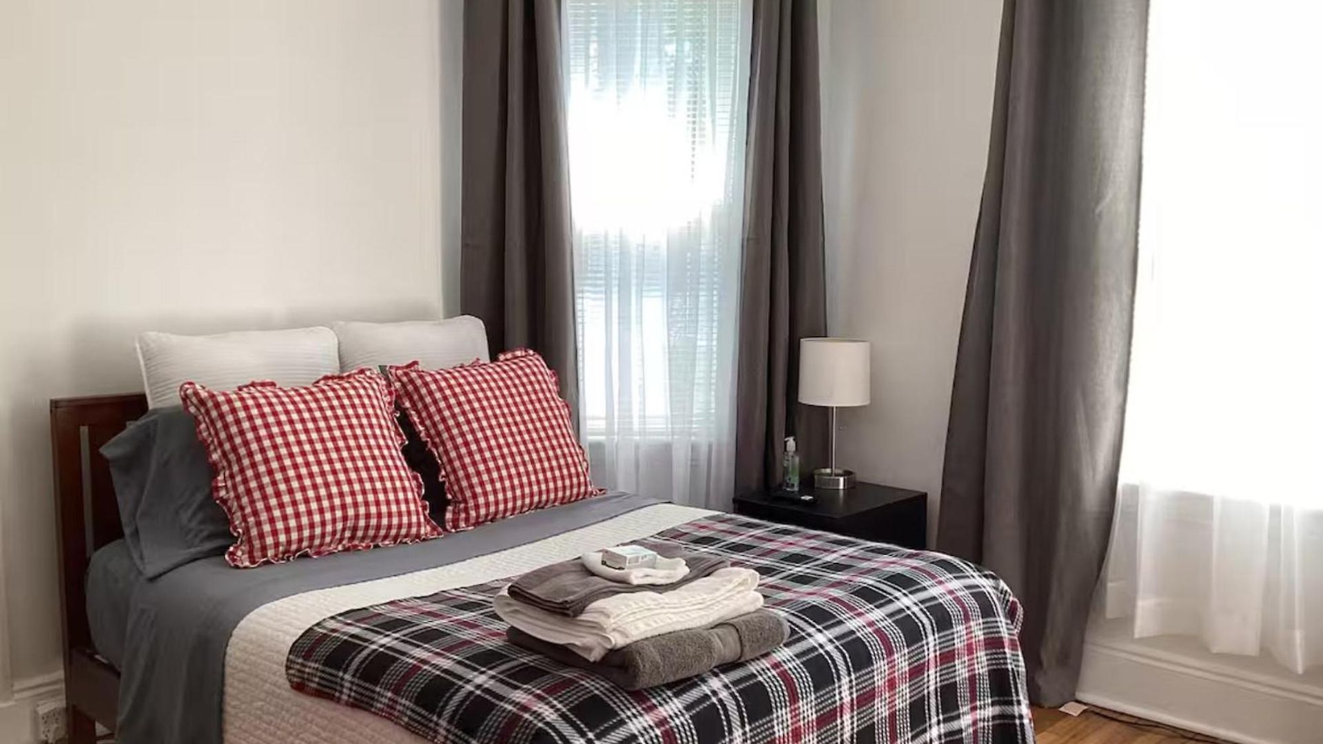 Apartment With Parking, Next To Train Or Buses, Good Neighborhood