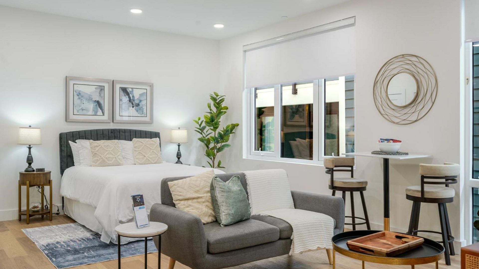 Luxury Landing W Rooftop Lounge Apartment