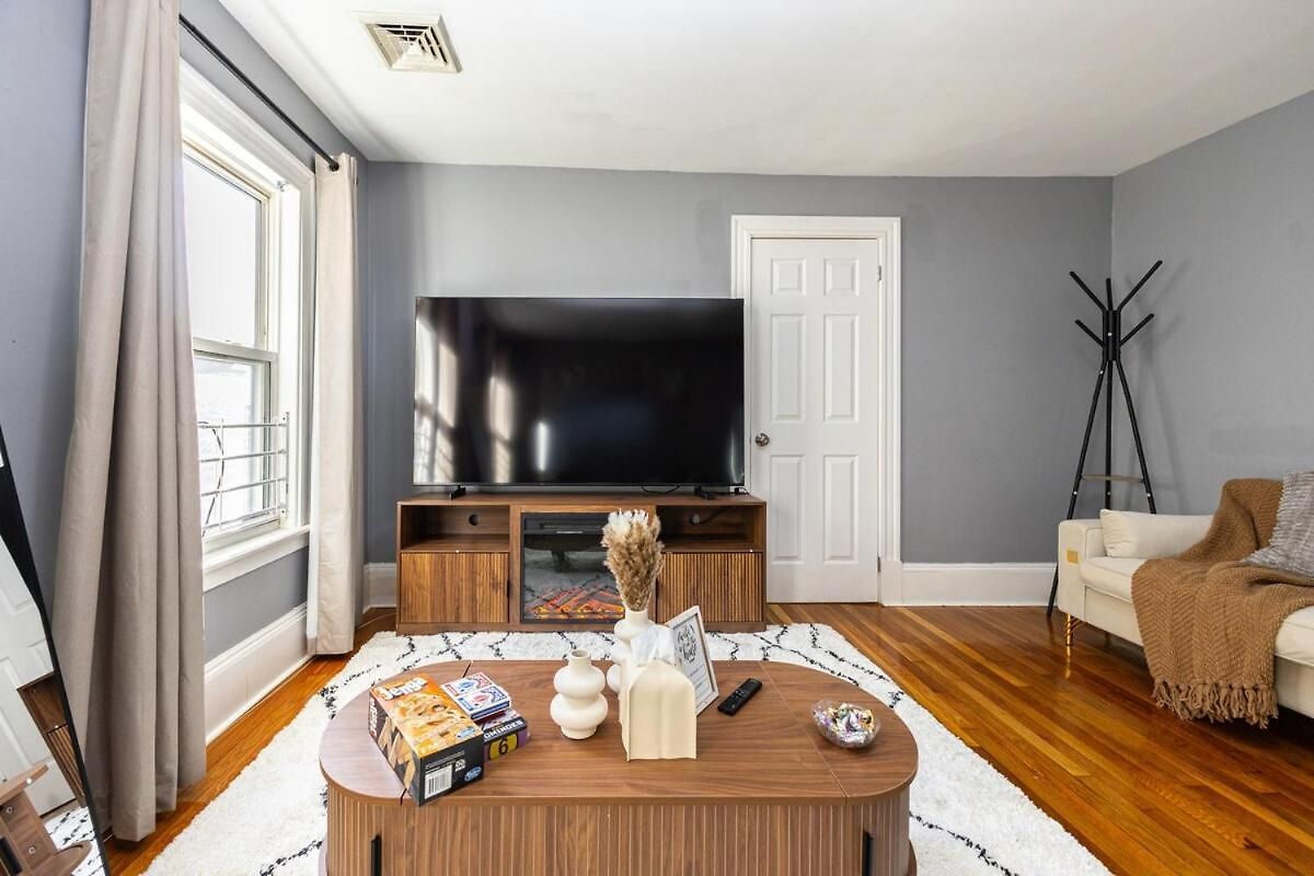 Cozy 3bd, 1ba In - Franklin Park Zoo, Common Apartment *