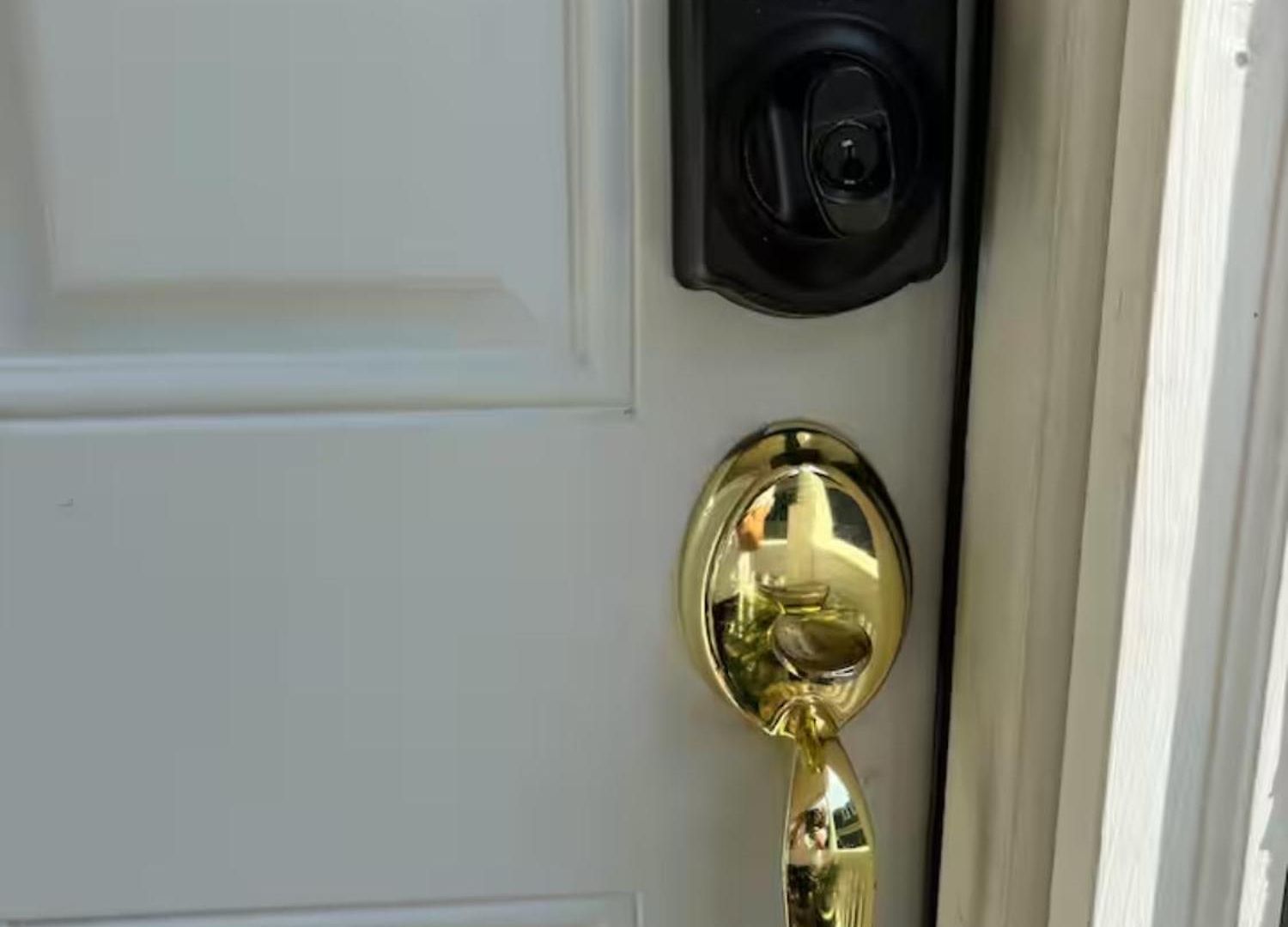 With Parking, Next To Train Or Buses, Good Neighborhood Apartment *