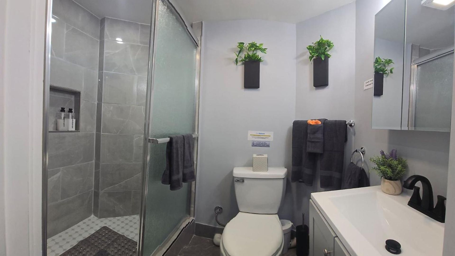 Apartment 2br Lower Garden-level 20min *